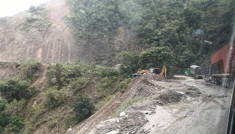 Un plantón se desarrolló a la entrada del municipio de Ábrego en señal de protesta por el estado de la carretera Ocaña-Cúcuta. Al mediodía de este martes, funcionarios de Invías llegaron a un acuerdo y los conductores prenden motores.   