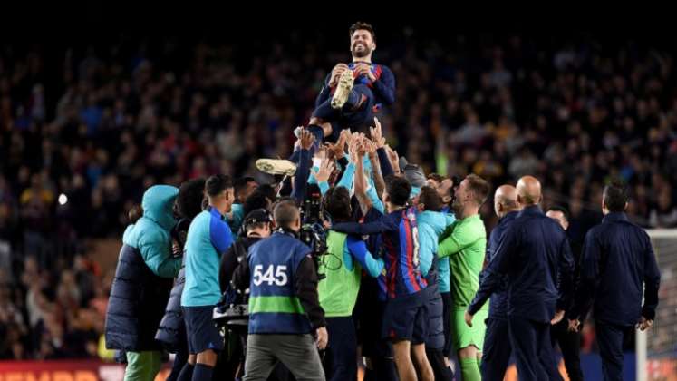 Gerard Piqué se despidió del fútbol y de su afición en el Camp Nou, frente al Almería.