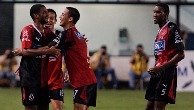 Braynner García vs. Santos de Brasil. 