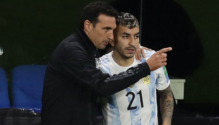 Lionel Scaloni y Ángel Correa. 