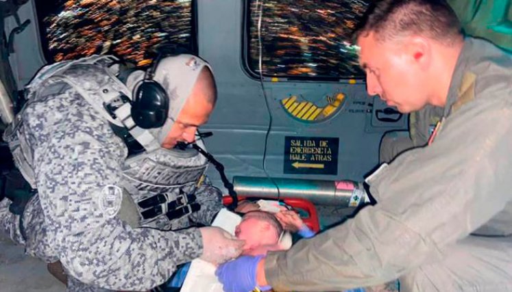 El personal a bordo del helicóptero atendió el parto.