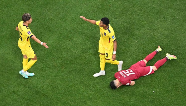 Catar, primer anfitrión de un Mundial que pierde en su debut