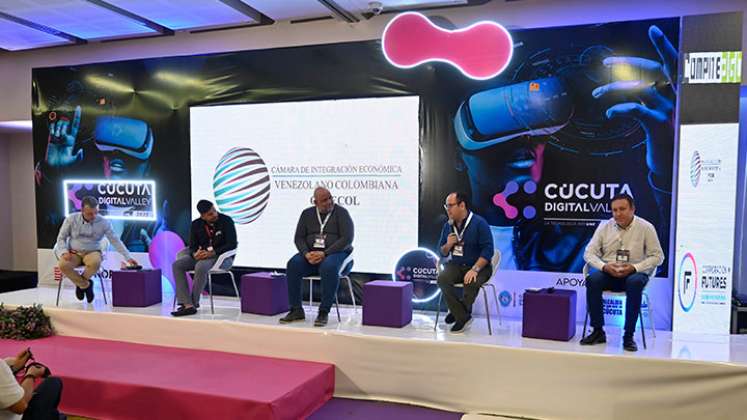 En el foro ‘Fronteras inteligentes’, expertos hablaron sobre la ruta para que Cúcuta sea la primera ‘border smart city’. / Foto Jorge Iván Gutiérrez-La Opinión