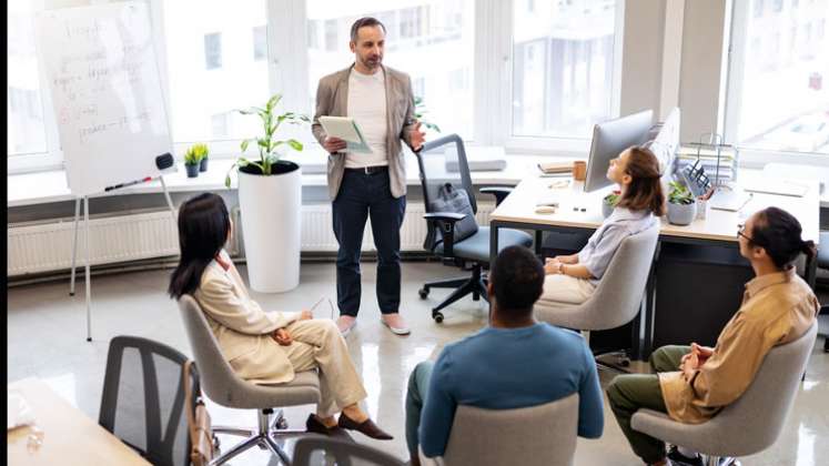 El 45% de las empresas mencionan que cuando requieren de habilidades digitales avanzadas, es más probable que capaciten a los empleados existentes.