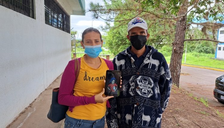 Familiares de Michelle Pernía exigen que permitan el paso a los enfermos a través de la frontera de manera digna. Foto Anggy Polanco / La Opinión 