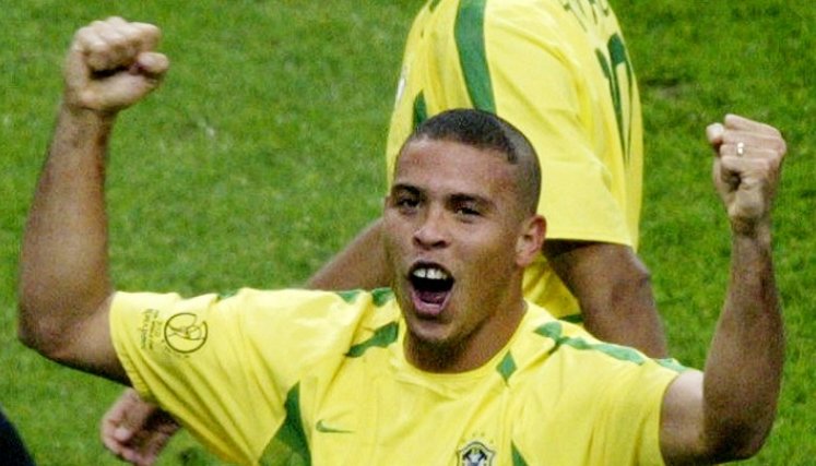 Ronaldo Nazario 'El Fenómeno', figura de Brasil en el Mundial de Corea-Japón 2002, Lució este look con el que la canarinha conquistó su último título Mundial.