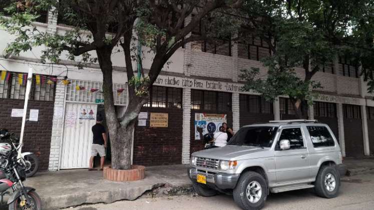 Pupitres que han sido adecuados con fondos recolectados por la institución educativa. / Foto: Cortesía / La Opinión 