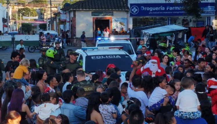 Convivencia y  seguridad en Norte El Departamento de Policía de Norte de Santander informó que durante la noche de Navidad se impusieron 12 órdenes de comparendo en la región por comportamientos contrarios a la convivencia. En materia de riñas el balance fue positivo, pues solo se presentaron 2, en comparación con el año pasado cuando se registraron 7. Una se dio en Ábrego y otra en Cáchira dejando dos lesionados.  Gracias a las actividades de patrullaje, registro y control efectuados por las autoridades du