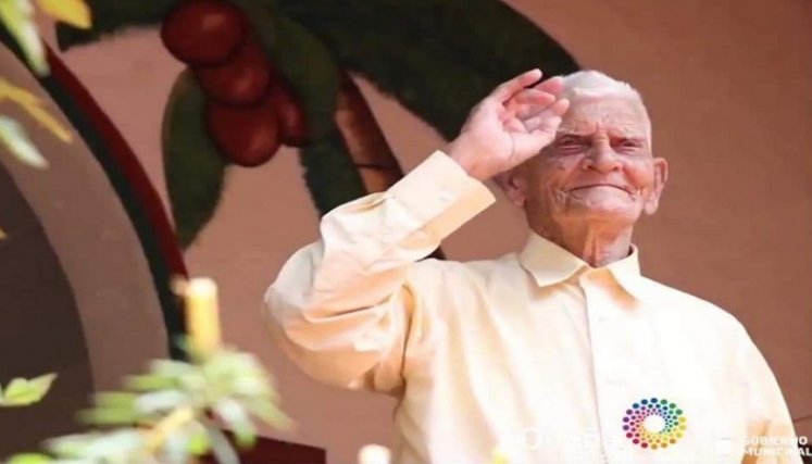 El hombre de las 112 navidades está en Norte: canta, bromea y es feliz Carlos Julio Rincón Garzón atribuye la longevidad al buen sentido del humor. / Fotos: Cortesía / La Opinión