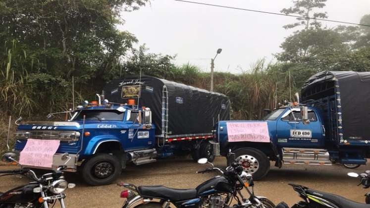 Los transportadores de la provincia de Ocaña adelantan una jornada de protesta en la carretera que conduce hacia la zona del Catatumbo para exigir celeridad en los trabajos.