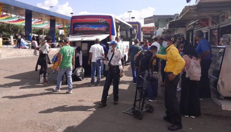 La Central está funcionando 24/7. Dependiendo de la afluencia de pasajeros, el último bus partirá entre las 10:00 y 11:00 de la noche./ Foto: Deicy Sifontes / La Opinión 