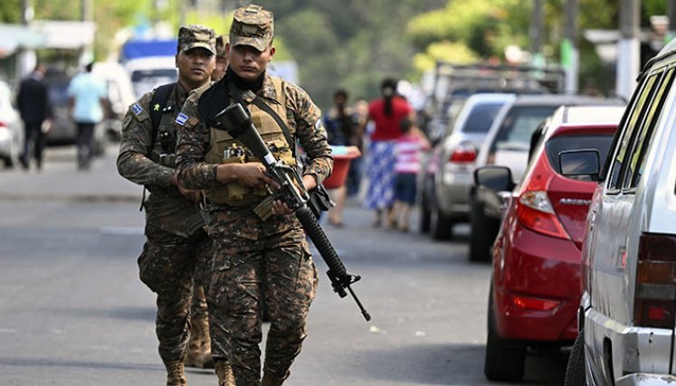 Militares asedian a las pandillas en sus bastiones en ciudad cercada en El Salvador./Foto: AFP