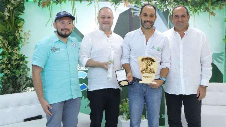 El director general de Corponor, gregorio Angarita Lamk entregó ayer el Premio Santurbán a los mejores trabajos en la conservación del medio ambiente./Foto Cortesía