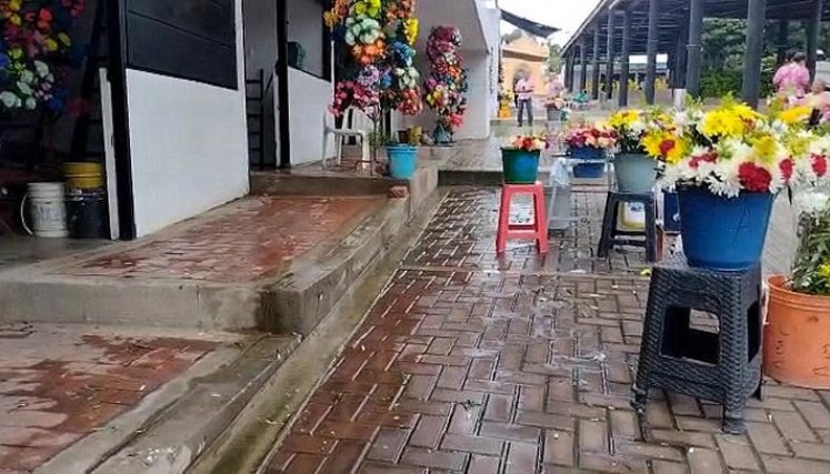 Así están los vendedores en el cementerio central