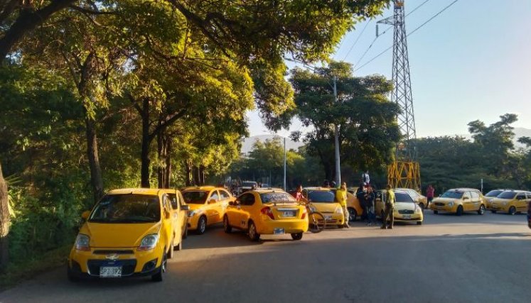 Motociclistas intentaron pasar a la fuerza por las vías bloqueadas. 