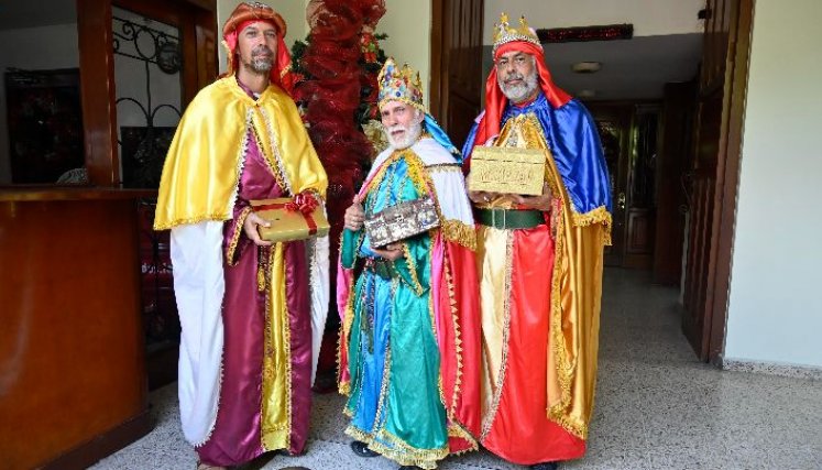 De izquierda a derecha,  Melchor, Gaspar y Baltazar. /Foto:  Jorge Gutiérrez / La Opinión 