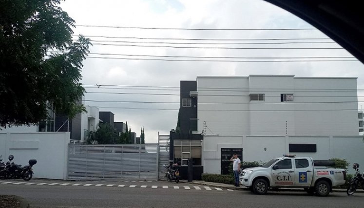 Cuatro hombres y una mujer entraron a este conjunto residencial y cometieron un robo. Policía y Fiscalía iniciaron la investigación.