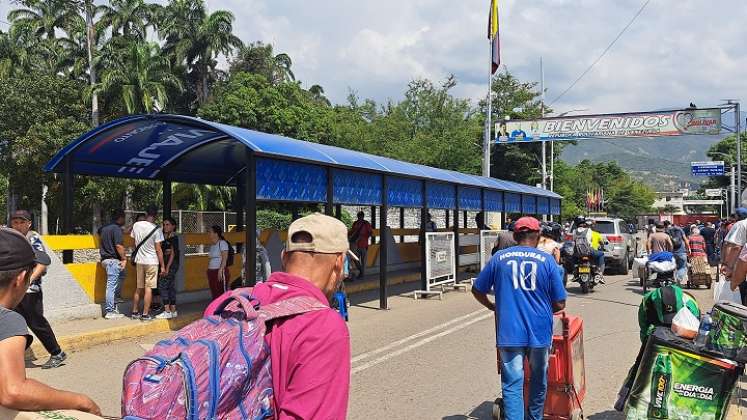 Ciudadanos de pie esperan la activación de las rutas binacionales. Foto Anggy Polanco / La Opinión 