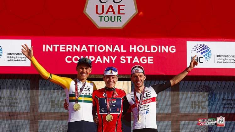 Remco Evenepoel (centro), dominó de cabo a rabo el UAE Tour 2023.