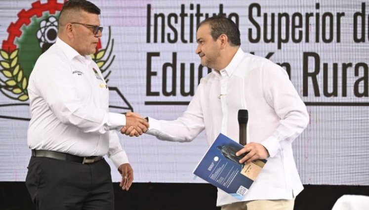 Ante el gobernador de Norte de Santander, Silvano Serrano, tomó posesión el nuevo rector, José Javier Bustos Cortés. /Foto: Cortesía