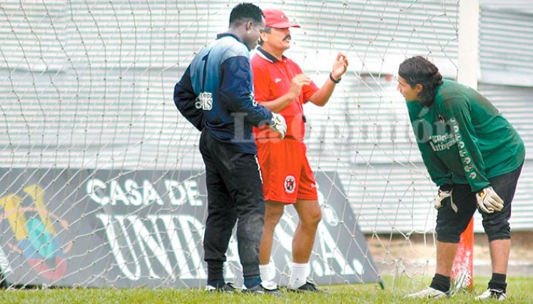 Leandro Castellanos junto a Jorge Luis Pinto. 