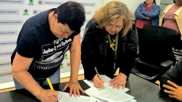 Madres comunitarias firman acuerdos con el ICBF