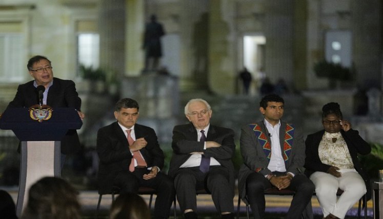 Presentación del plan de desarrollo del gobierno del Presidente Gustavo Petro, quien está acompañado de Gregorio Eljach, Secretario de Senado: José Antonio Ocampo, Ministro de Hacienda; David Racero, presidente de la Cámara de Representantes, y Francia Márquez, Vicepresidenta de la República. (Colprensa - Camila Díaz) El presidente Petro radicó texto del Plan Nacional de Desarrollo