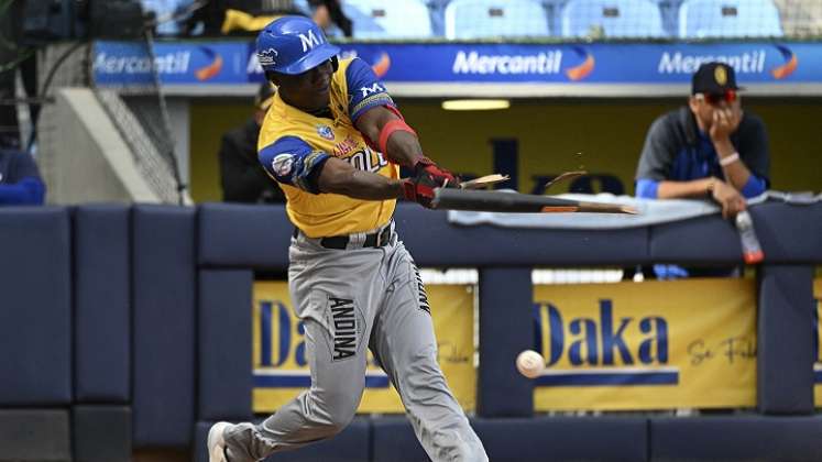 El pelotero colombiano Derwin Pomare, rompe el bate mientras golpea la pelota durante el el partido de béisbol por el tercer lugar de la Serie del Caribe.