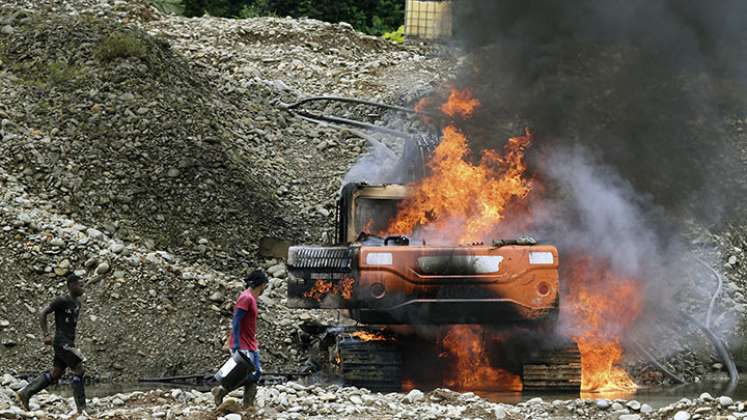 Explosivos y fuego: la arremetida oficial contra el oro ilegal en Colombia./Foto: AFP