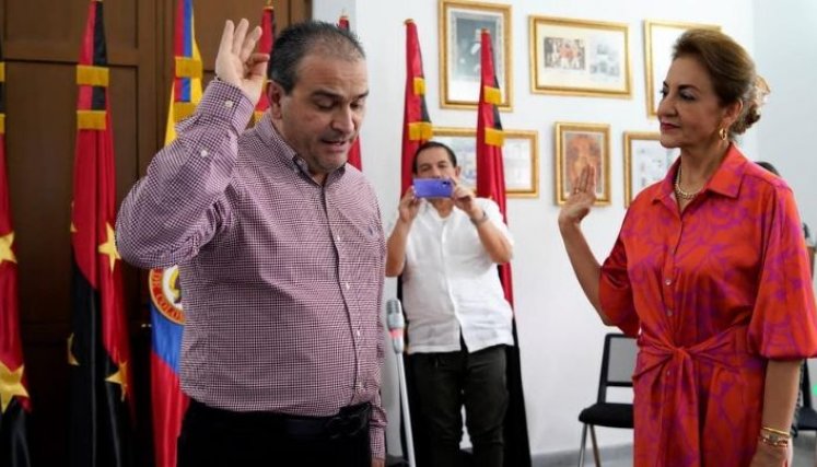 Sandra Ortega Sierra en momentos que toma posesión de su cargo ante el gobernador Silvano Serrano./La Opinión