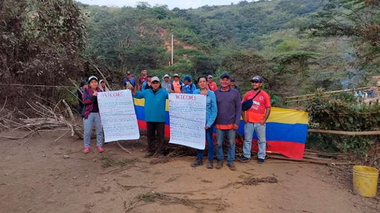 Habitantes bloquearon la vía para que la Alcaldía los atendiera./ Foto Cortesía