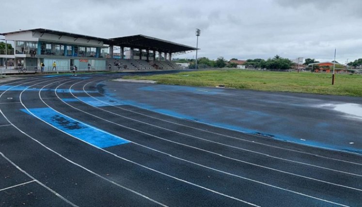 La pista para las pruebas de velocidad y de fondo necesita urgentemente ser cambia. Las fisuras pueden ocasionar lesiones a los deportistas.