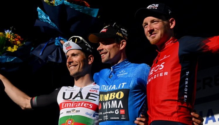 El esloveno Primoz Roglic (centro), hace una buena temporada en comienzo del 2023.