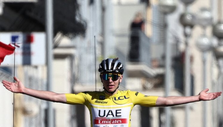 Tadej Pogacar consigue un nuevo trofeo en su carrera deportiva.