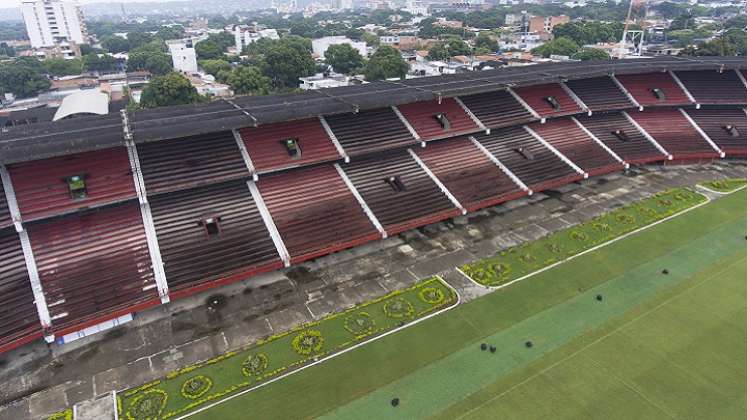 La estructura de la tribuna oriental debe ser reforzada para evitar algún tipo de accidente, son ya 32 años de haberse construido. 