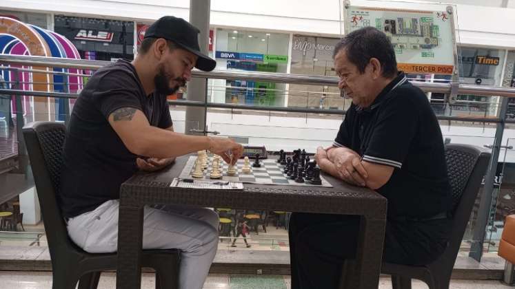 El maestro FIDE, el chitarero Jesus David Ojeda (izquierda) ganó el clasificatorio el Torneo Prejuegos Nacionales de Palmira, Valle.