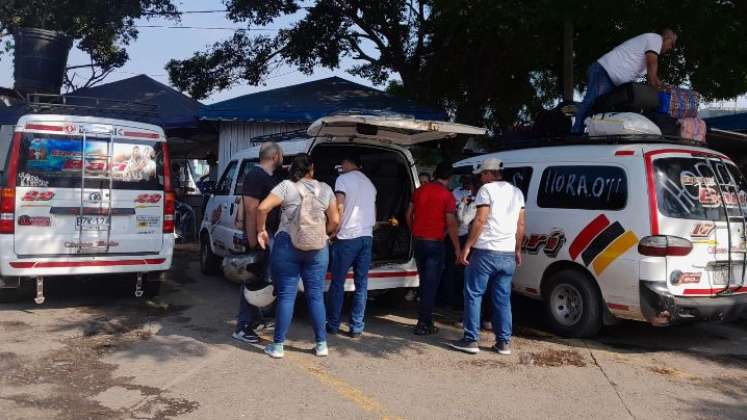 Las  busetas de Expreso Barí, que estaban ayer en la Terminal, ya están marcadas con letreros de ‘Hora cero’ y ‘No más piratas’. / Fotos: La Opinión 