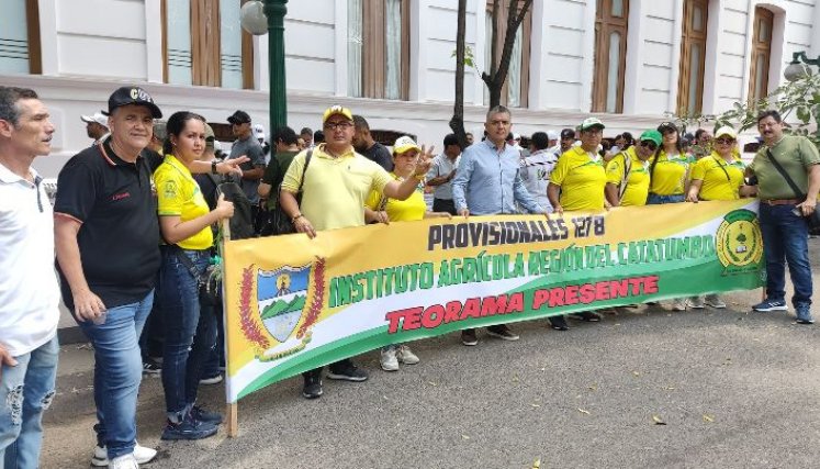 Durante más de 8 horas, los docentes y el MEN estuvieron socializando las peticiones, para dar solución a la problemática. / Foto Cortesía