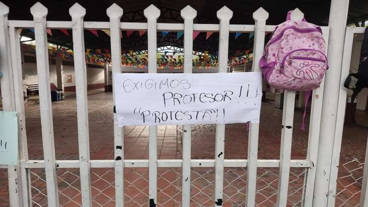 Estudiantes del Instituto Tecnológico Carlos Hernández Yaruro, adelantan una jornada de protesta por la fusión de cursos en la zona rural.