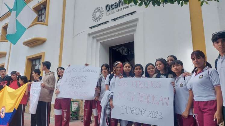 Estudiantes del Instituto Tecnológico Carlos Hernández Yaruro, adelantan una jornada de protesta por la fusión de cursos en la zona rural.