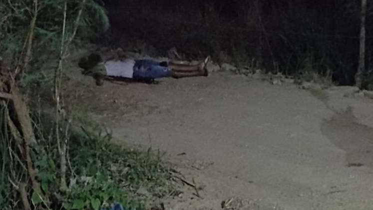 El cadáver quedó tirado en una calle polvorienta y desolada.