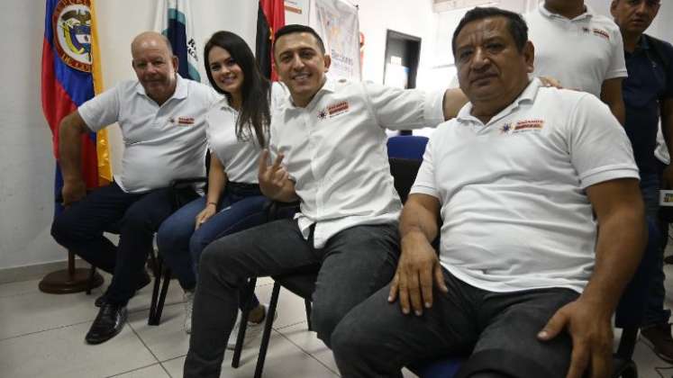 Juan Gabriel Baca (centro) inscribió ayer el comité promotor de su candidatura, ante la Delegación Departamental de la Registraduría.  / Foto cortesía para La Opinión