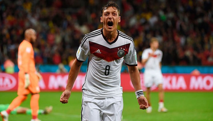 Mesut Ozil anunció su retiro. 