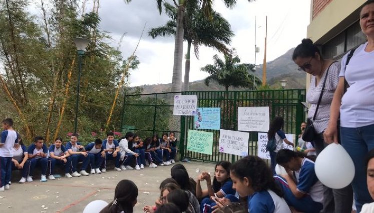 Durante más de 8 horas, los docentes y el MEN estuvieron socializando las peticiones, para dar solución a la problemática. / Foto Cortesía