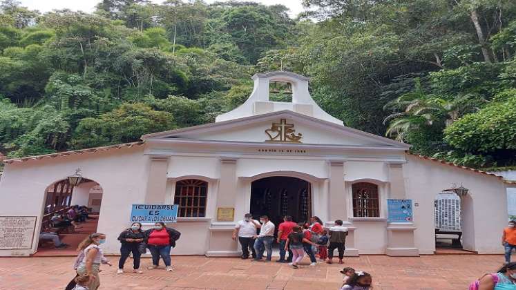 En lo alto de la montaña se venera la imagen de la virgen de la Torcoroma, patrona de los ocañeros.