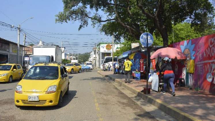 Por la calle segunda sí hay una zona autorizada para taxis, pero no para que presten servicio de  colectivos. 