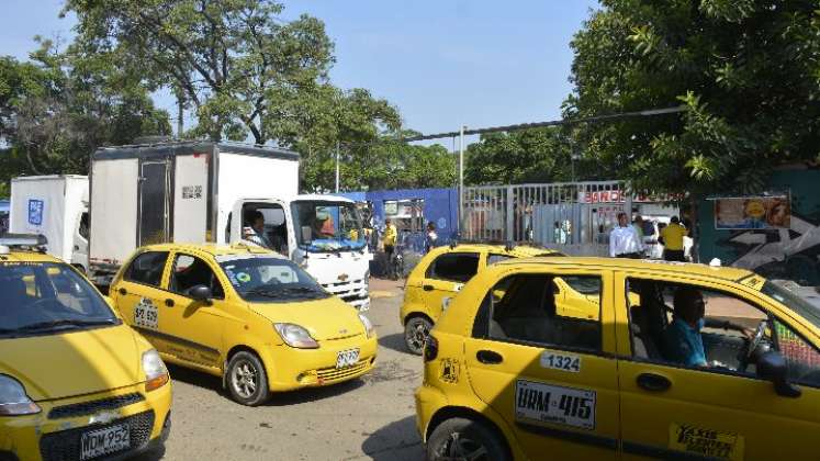 Por la calle segunda sí hay una zona autorizada para taxis, pero no para que presten servicio de  colectivos. 