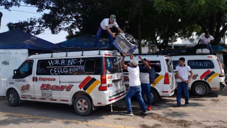 Las  busetas de Expreso Barí, que estaban ayer en la Terminal, ya están marcadas con letreros de ‘Hora cero’ y ‘No más piratas’. / Fotos: La Opinión