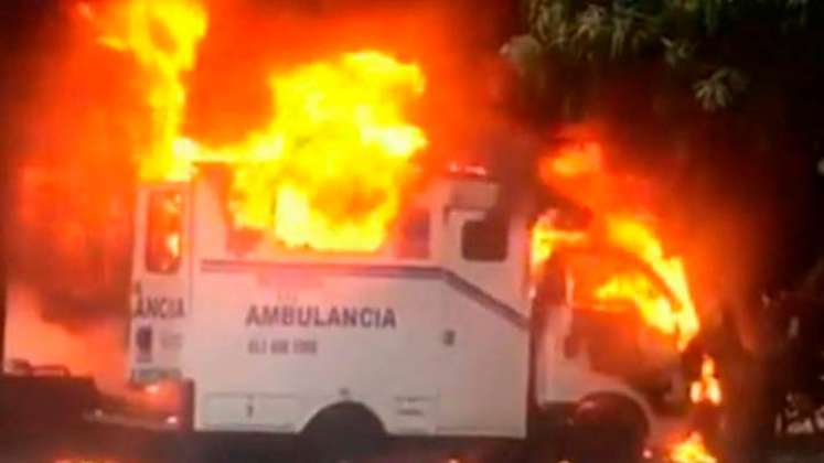 Quemaron dos ambulancias en el Bajo Cauca y jugaron con la camilla de una de ellas