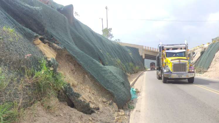 El desprendimiento de piedras y tierra del talud que bordea el deprimido construido en el anillo vial, vía a El Zulia, es evidente.